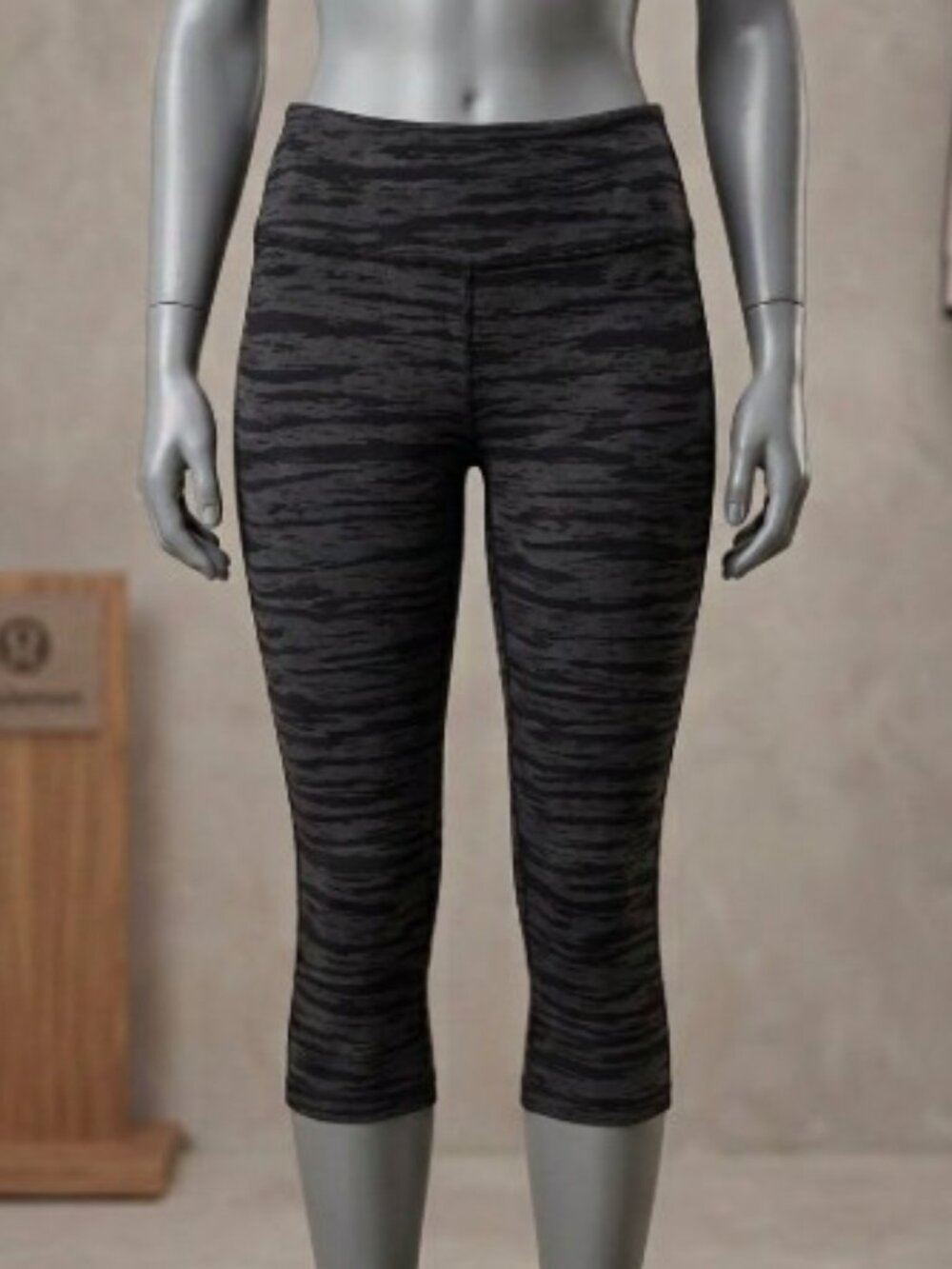 Calvin Klein Performance Stretch Zebra-Striped Active Capri Leggings in Medium